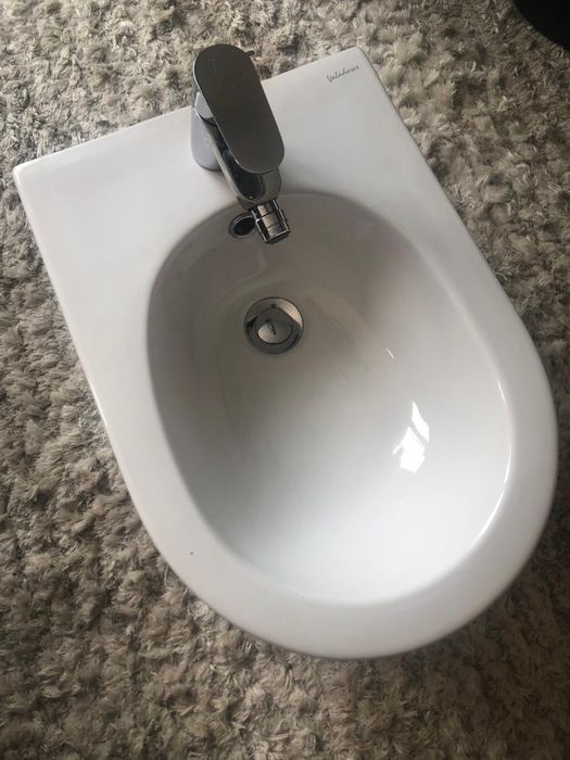 Bide suspenso com torneira