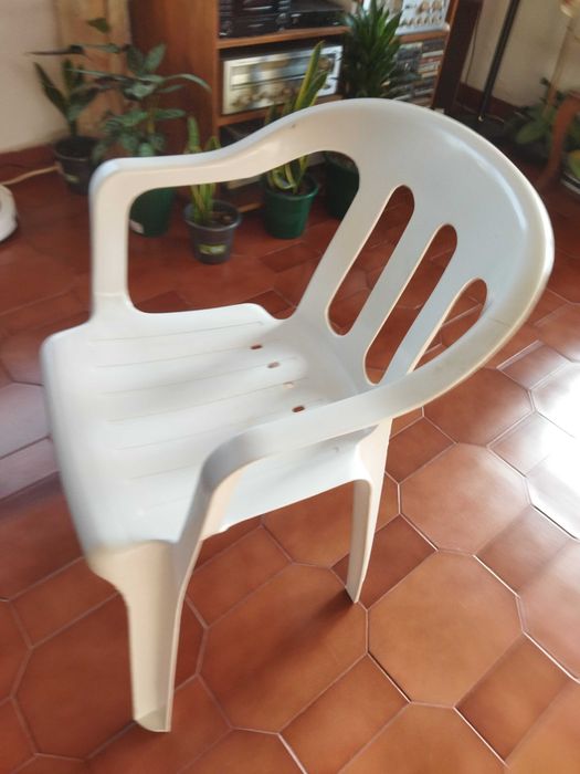 cadeiras brancas novas em resina