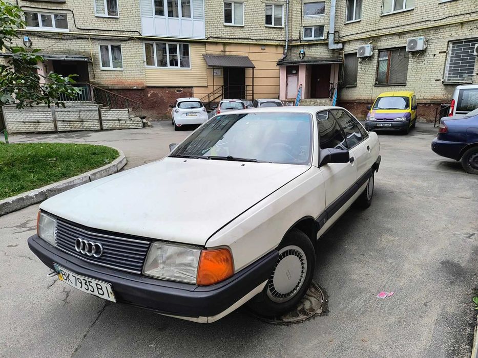 Audi 100   1000 доларів
