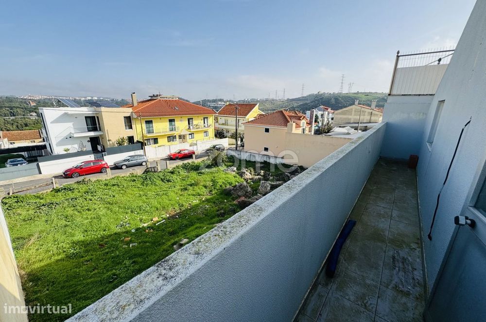 Moradia T3+1 na Serra da Silveira com anexos, cave e espaço exterior.