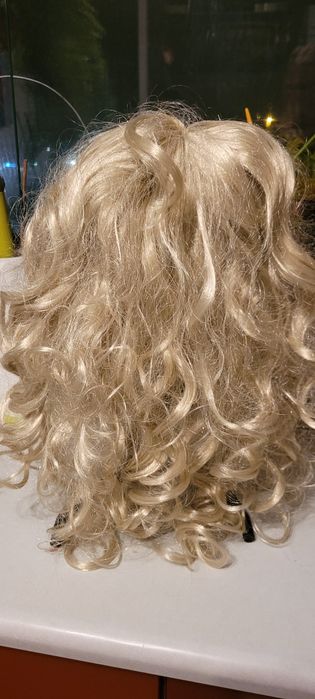 Blond peruka, długie loki