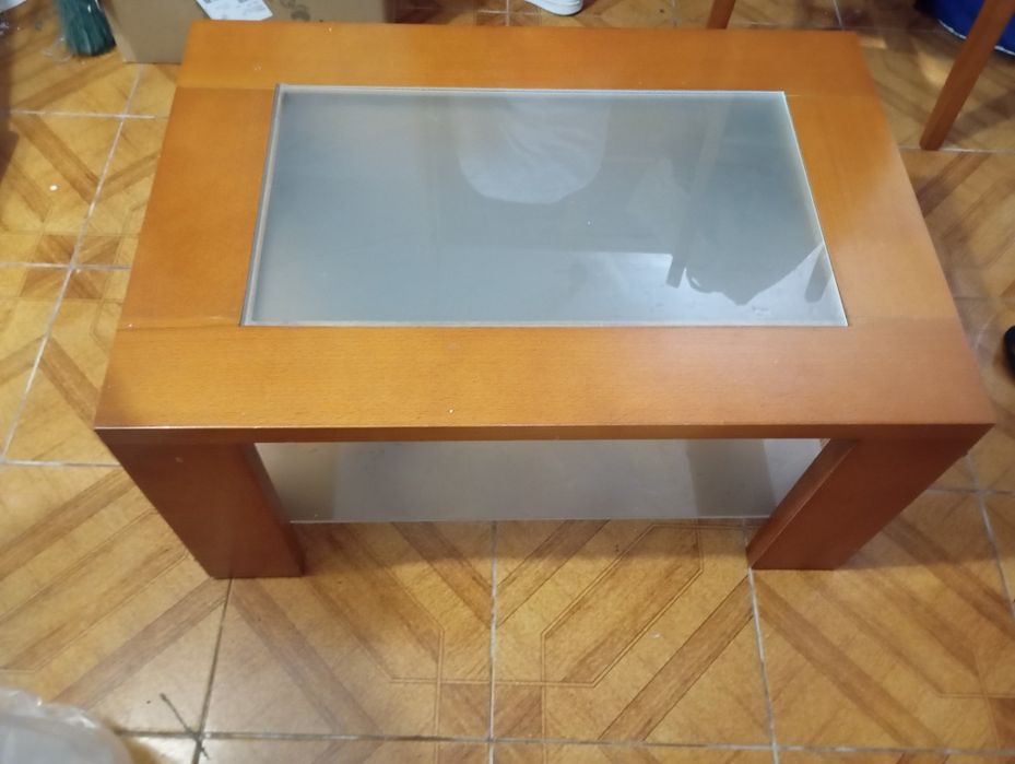 Venda mesa de sala e quatro cadeiras e