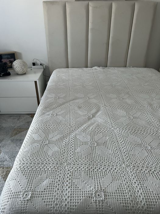 Cama + colchao + mesa de cabeceira