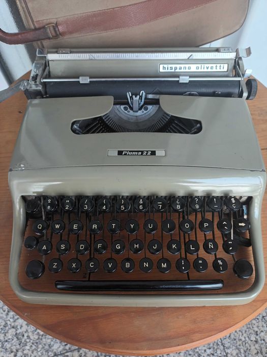 Máquina de escrever Olivetti Pluma 22