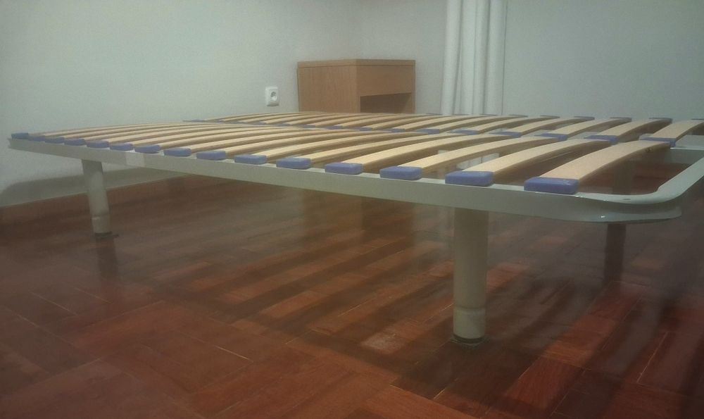 Cama casal com colchão (pequena)