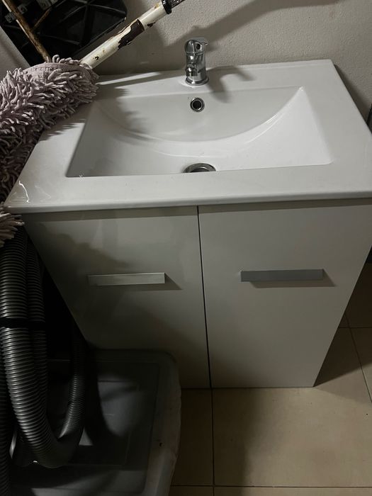 Móvel de casa de banho com torneira