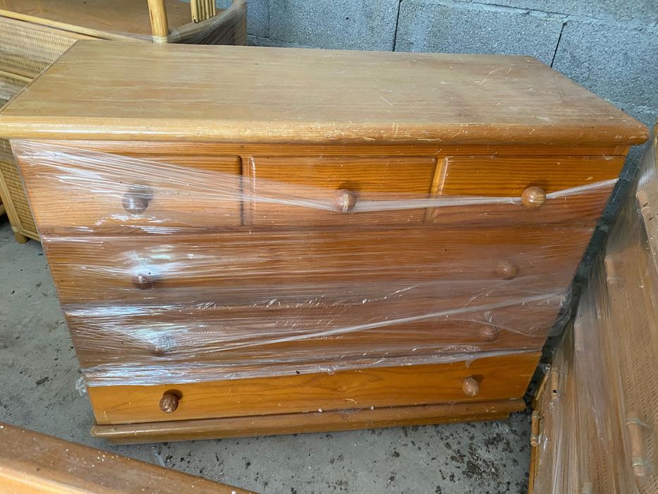 Conjunto cama, cómoda e mesa de cabeceira