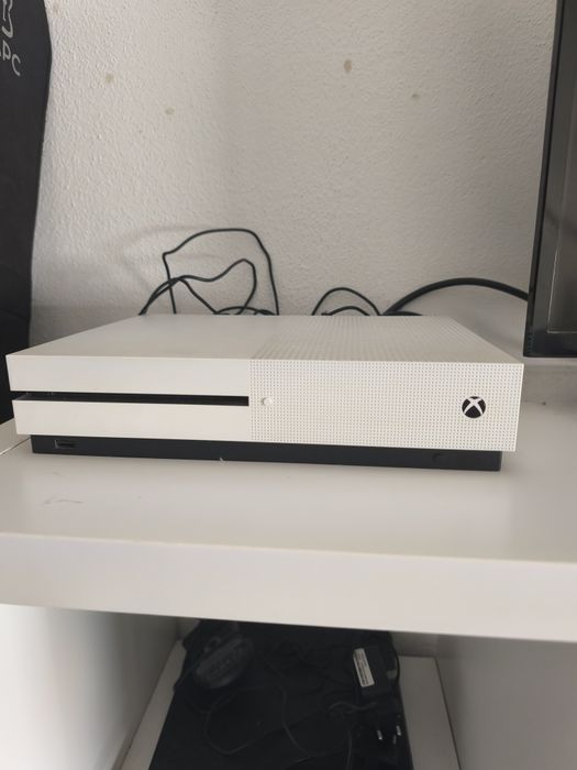 Xbox s + 6 jogos e 2 comandos