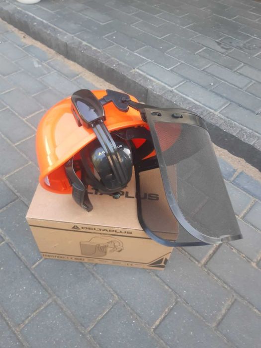 Zestaw roboczy: spodnie, buty, półmaska i kask