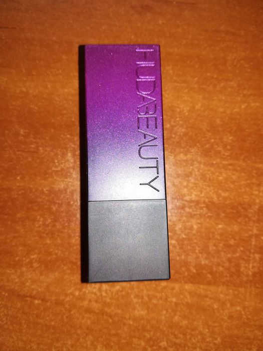 90Szminka huda beauty
