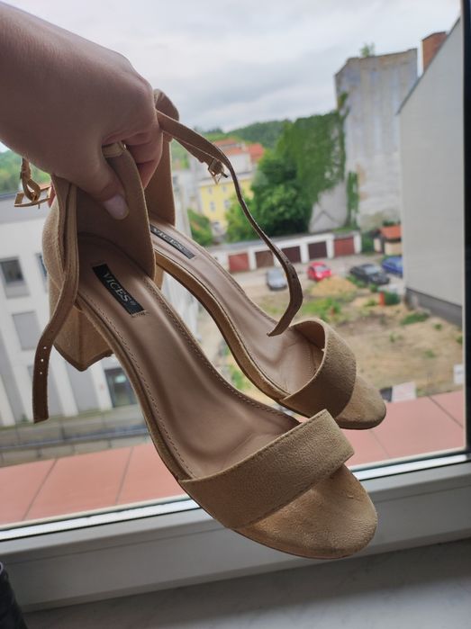Sandały na obcasie