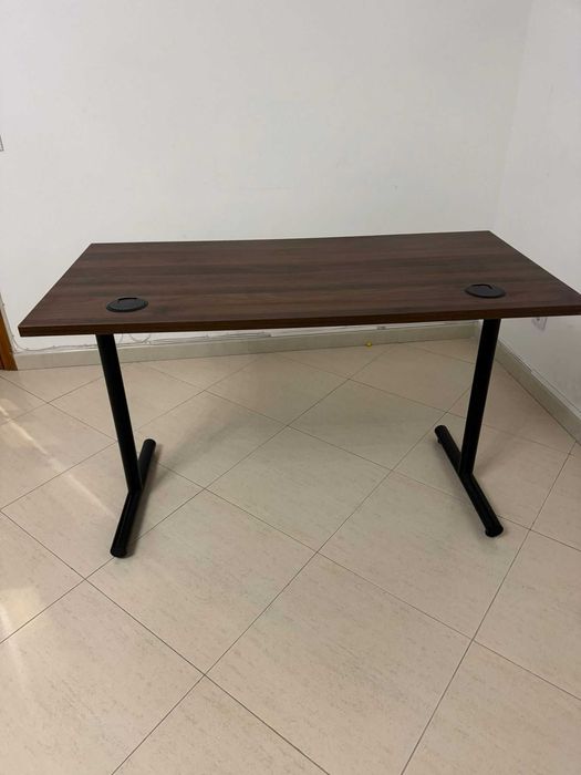 Secretária Moderna de Escritório – Madeira com Gestão de Cabos