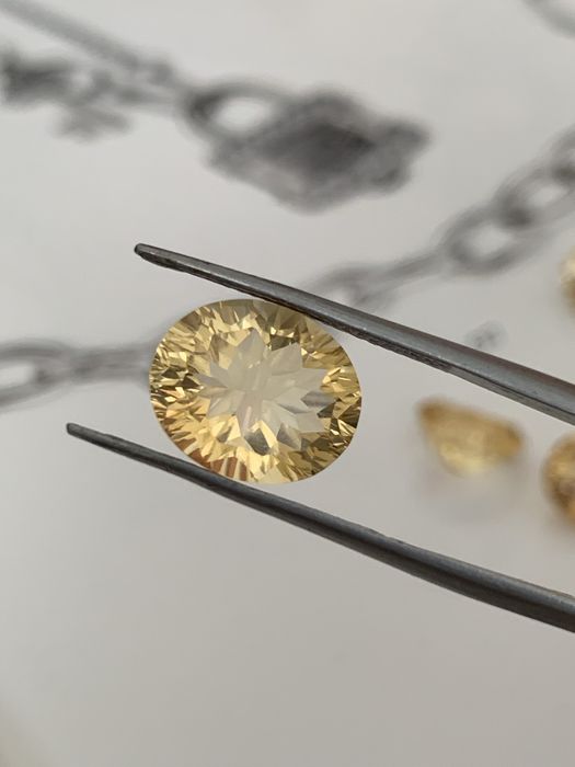 Ексклюзивний цитрин 4.6 ct, огранка Concave (Овал 10х12) — неймовірна гра світла!