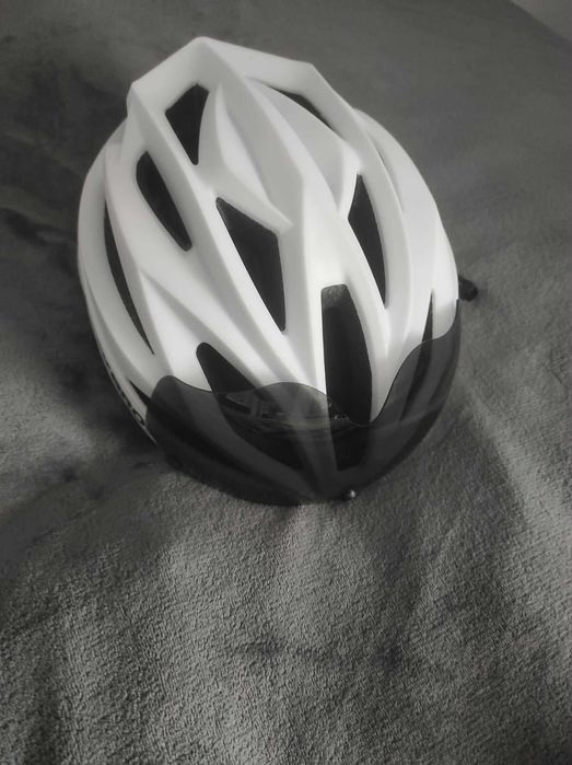 Kask rowerowy + lampki + pompka + multitool + zapięcie