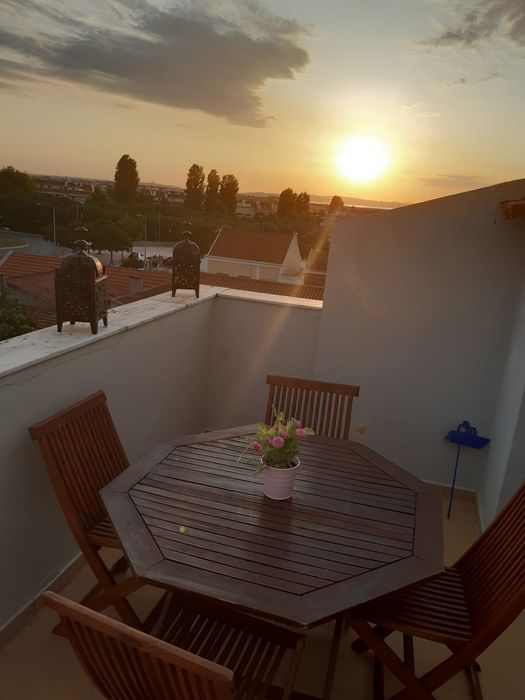 Arrenda-se Apartamento T3 Duplex – Excelente Localização em São Francisco, Alcochete**