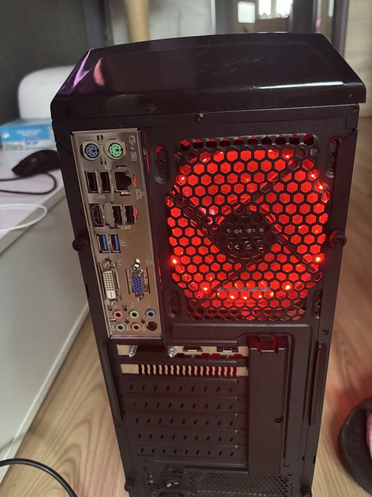 Komputet Titan 700 Genesis