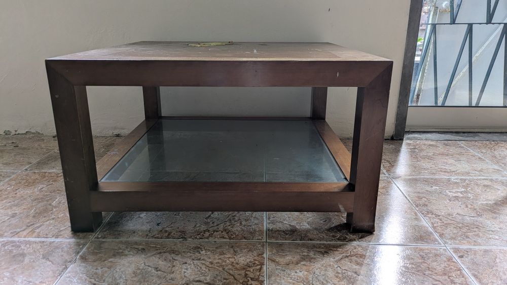 Mesa de apoio em madeira.
