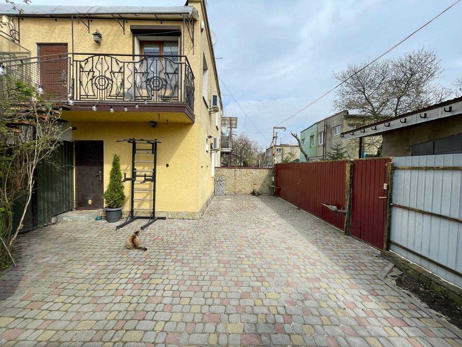 Частина будинку з подвір'ям та гаражем! 50 м.кв. Автономне опалення!