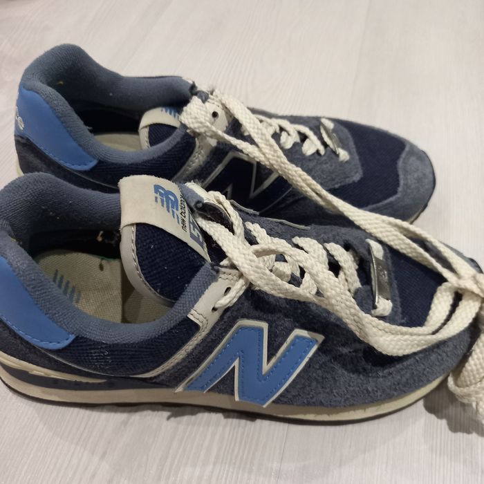 Кроссовки,синие и белые, очень хорошего качества