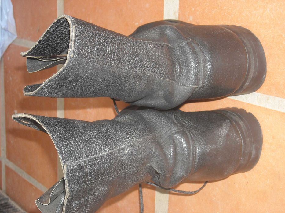 Botas da tropa antigas com pouco uso