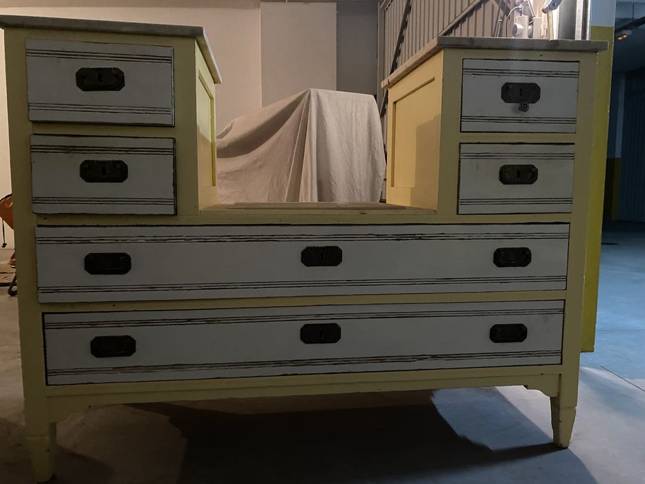 Comoda antiga para restaurar em madeira maciça com espelhos