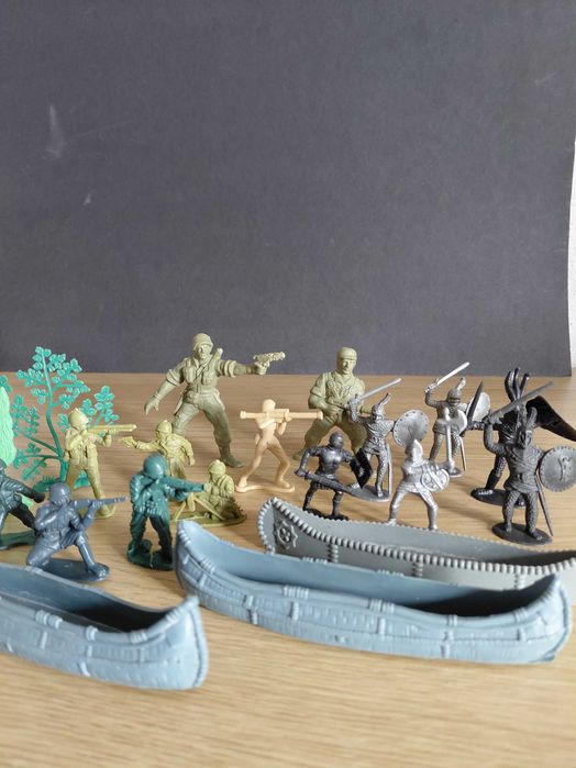 Lote antigo de vários bonecos plástico