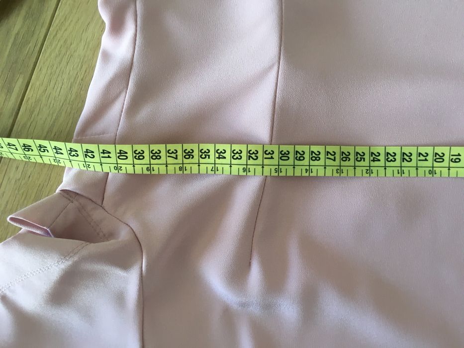 Blusa em tom de rosa, com tecido de ligeiro brilho
