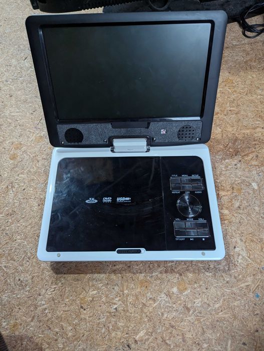 Odtwarzacz płyt DVD przenośny.