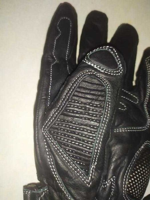 Мотоперчатки кожаные с защитой суставов и пальцев.