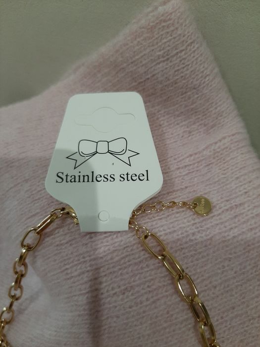 Colar / Fio dourado com brilhantes em Aço novo