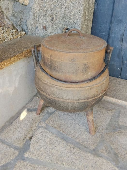 Caldeirão Antigo de Ferro com Tampa e Asa