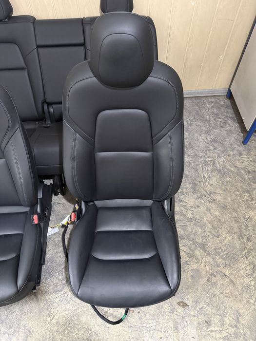 Tesla model Y 22 рік салон ідеал сидіння крісло сідушки