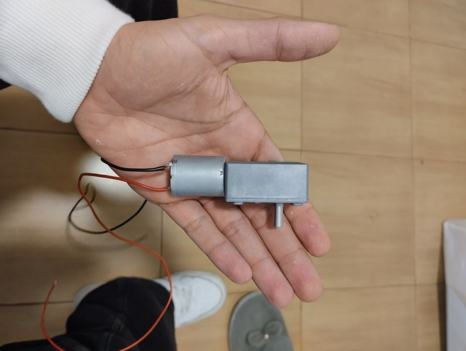 Motor com caixa de engrenagem de redução de velocidades