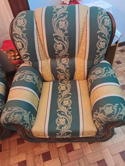 Trio de sofás em bom estado