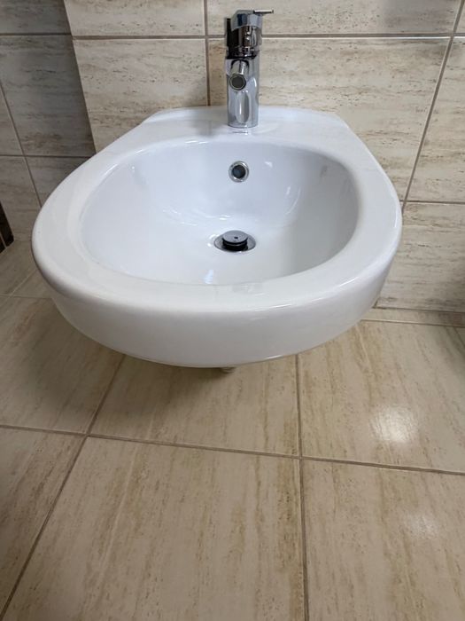 Bidet podtynkowy wraz ze stelażem