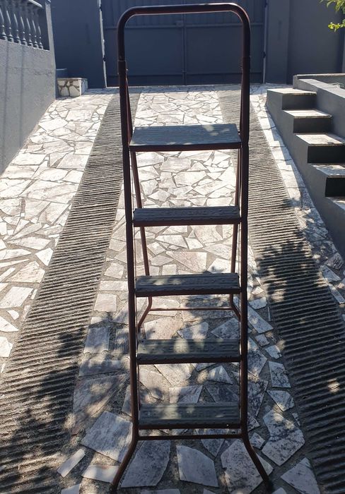 Muito raro escadote antigo, marca Sardão, em ferro, recuperado