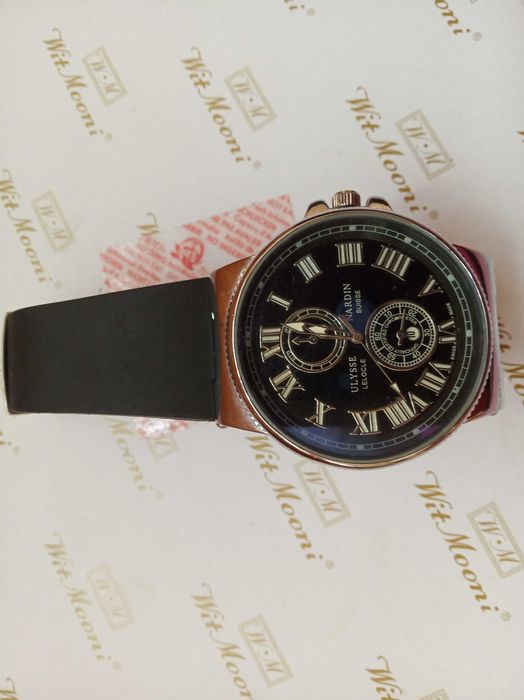 Чорний чоловічий годинник