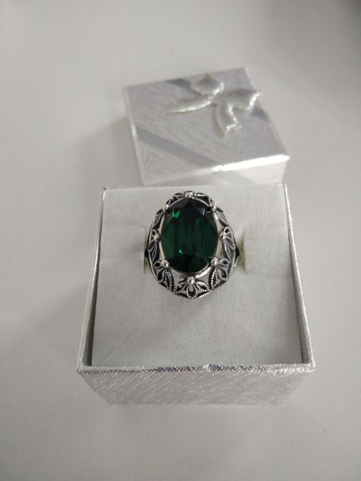 Srebrny pierścionek z dużym zielonym kamieniem srebro 925 rozmiar 17   360