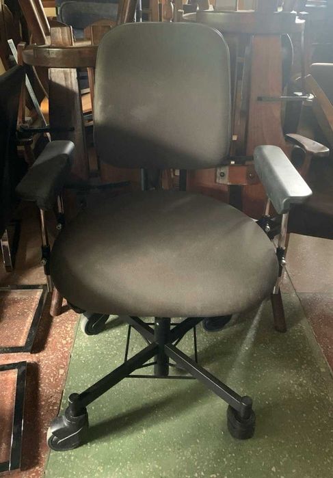 Офісні стільці та крісла