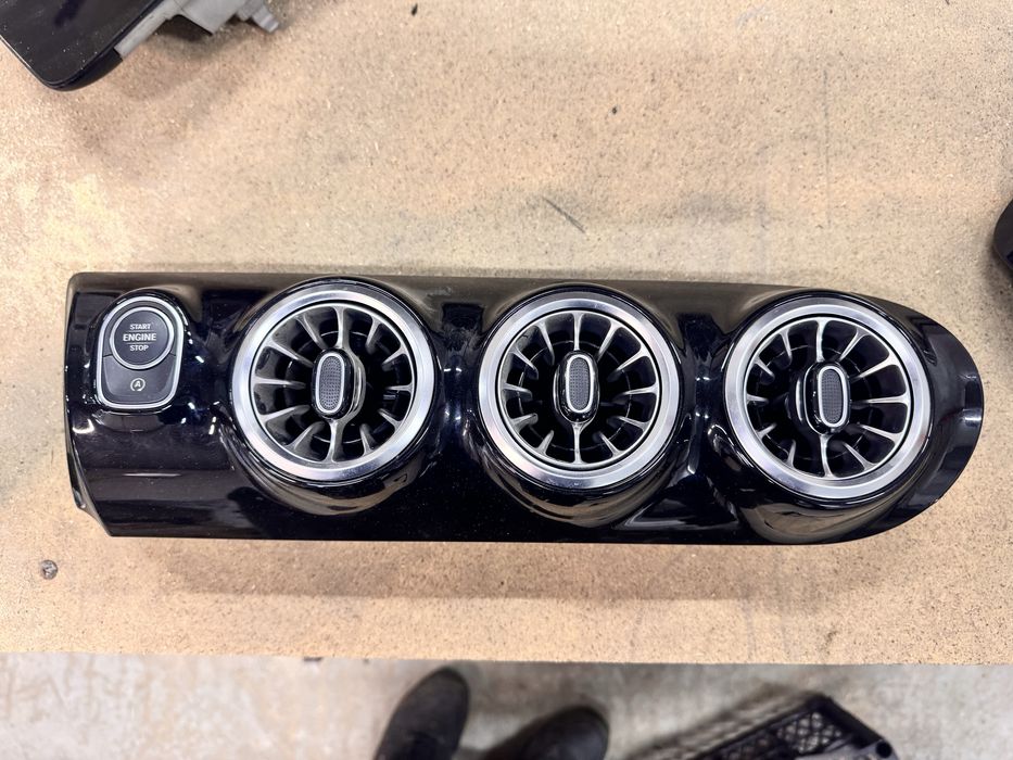 Воздуховод в торпеду Mercedes CLA GLA GLB c118 w177 h247 2020-2025