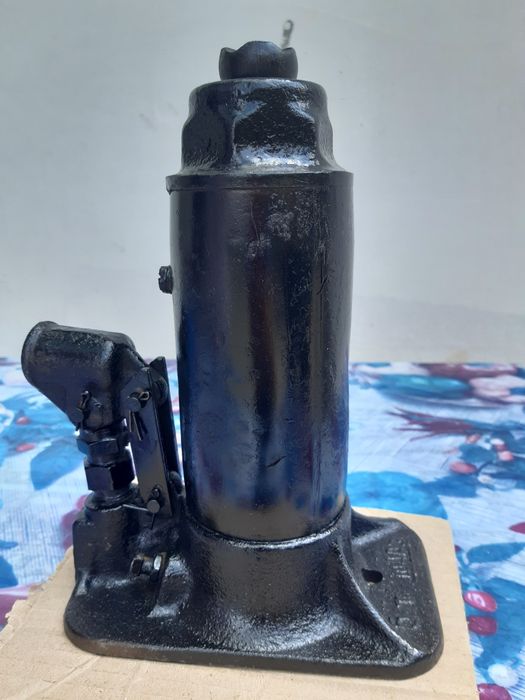 Домкрат для машины.