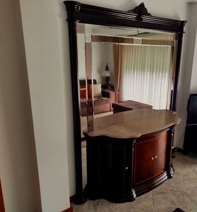 Movel para sala, em madeira maciça, com pedra de mármore - como novo.