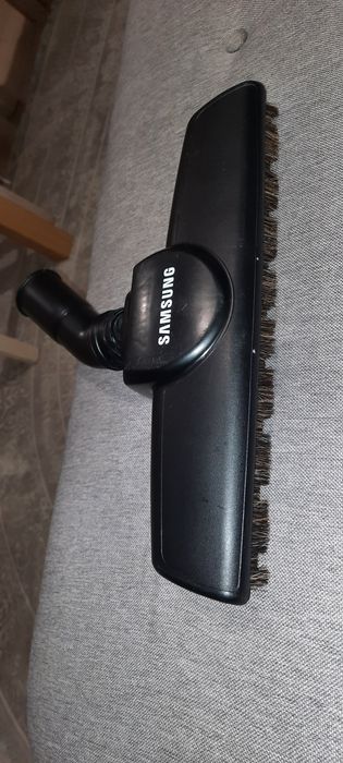 Велика і зручна щітка до пилесосу SAMSUNG.