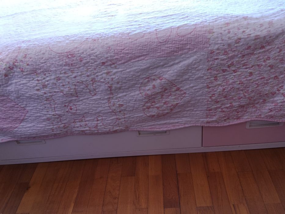 Cama e colchão de criança