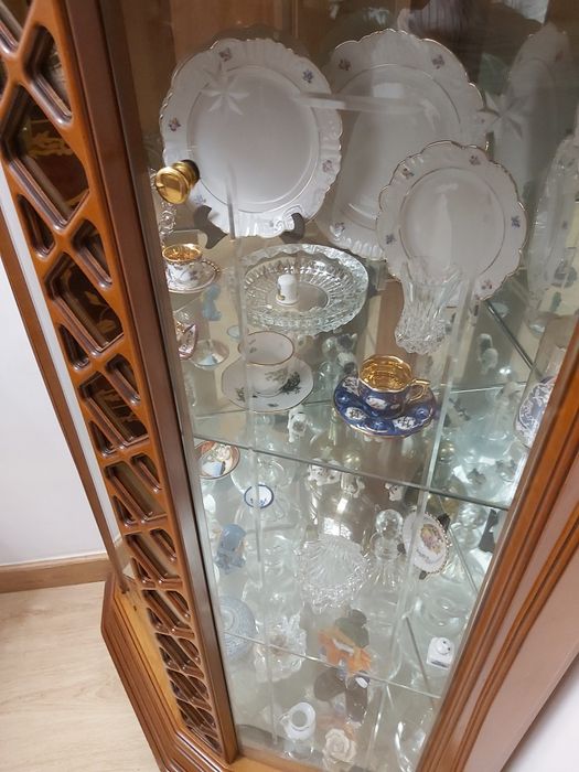 Móvel de canto cristaleira em madeira e vidro com iluminação interior