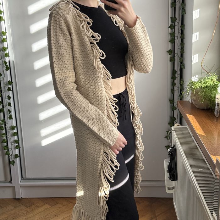 Długi beżowy sweter kardigan z frędzlami
