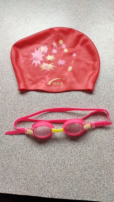 Резиновая шапочка и очки для плавания