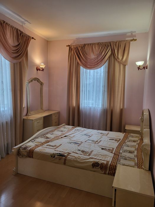 Продам квартиру 87 кв.м. з  А/О  та  двома гаражами в центрі міста