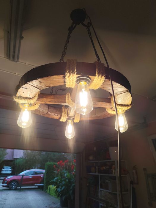 Lampa z koła drewnianego