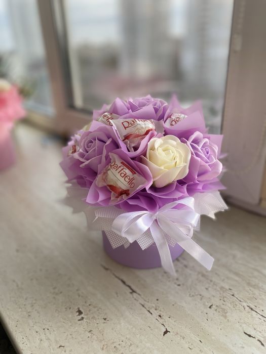 Наявність букет з цукерок raffaello, мильними трояндами букет конфет